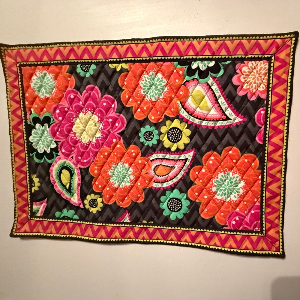ONE NEW Bright Vera Bradley Placemat in HTF ZIGGY ZINNIA.  ONE.